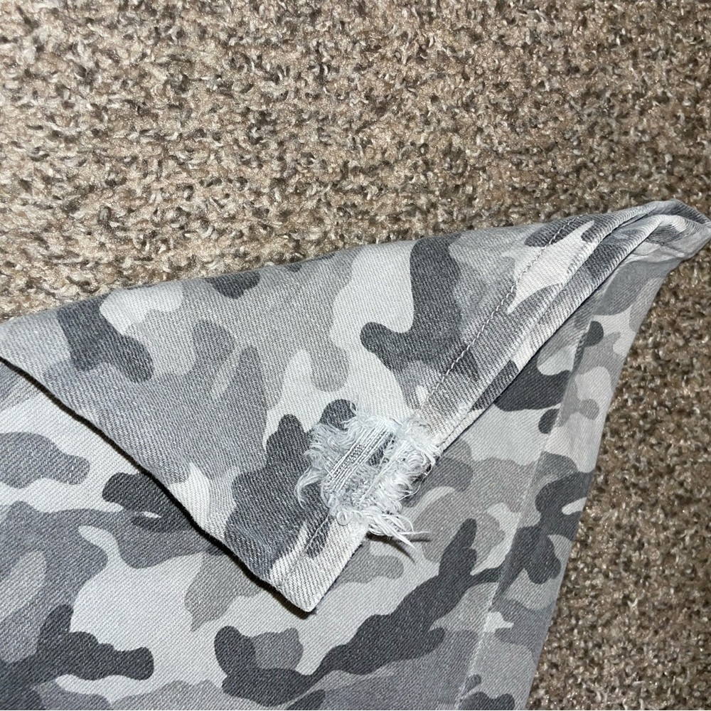Hidden Gray Camouflage Cargo Pants - Picture 6 of 8